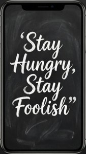 手機螢幕，黑色背景上帶有粉筆風格引用語 Stay Hungry Stay Foolish — iPhone XR 壁紙