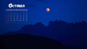 十月日曆疊加在夜晚場景上，有山巒和發光的月亮。 — iMac 壁紙