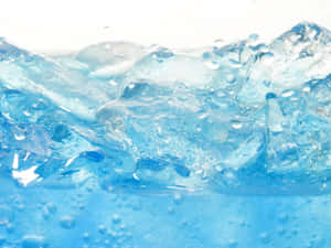水中融化藍色冰塊帶氣泡的特寫 — 冰 壁紙