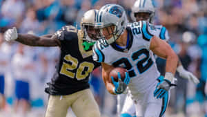 NFL橄欖球運動員帶球奔跑，防守球員擒抱他 — 卡羅來納黑豹隊 壁紙