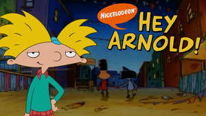 卡通男孩留著尖刺黃色頭髮，在夜間城市小巷中，帶有「Hey Arnold!」標題。