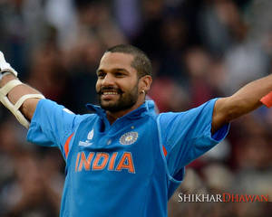 板球運動員 Shikhar Dhawan 在體育場舉起雙臂慶祝勝利。 — 瓦伦·达万 壁紙