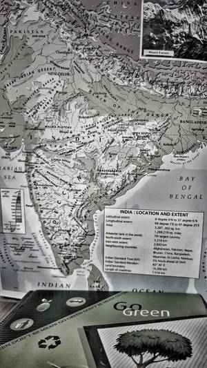 桌上印度灰色地圖與綠色環保小冊子。 — 印度美學 壁紙