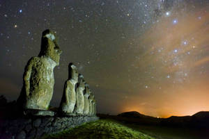 一排古代摩艾石像在可見銀河的星空下。 — 智利 壁紙