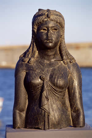 水邊的古代女子石雕半身像 — 克麗奧佩特拉 壁紙