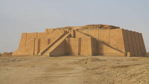 沙漠中的古代金字形神塔，陽光照射的磚層和沙質前景。 — 伊拉克 壁紙