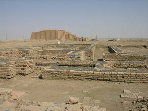 烈日下沙漠中的古代金字形神塔遺跡和磚地基。 — 伊拉克 壁紙