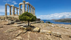 山坡上的古希臘神廟遺址，在晴朗的天空下俯瞰大海。 — 藍天 壁紙
