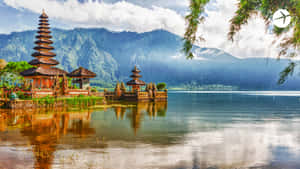 峇里島寺廟位於湖上，以山巒為背景 — 印尼 壁紙