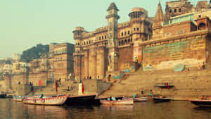 印度黃金時段河邊的石階和船隻。 — 孟買 壁紙