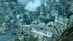 古老寺廟遺址隱藏在迷霧山脈中，毗鄰平靜的湖泊。 — 1920x1080 壁紙