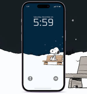 史努比坐在雪地長椅上，在星星下作為手機鎖定畫面。 — 史努比聖誕節 壁紙