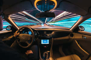 夜間駕車，擋風玻璃上光條掠過
