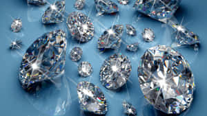 在藍色表面上閃爍的鑽石收藏，帶有明亮的光線反射。 — 鑽石 壁紙