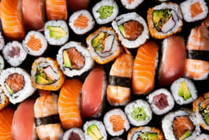 色彩繽紛的壽司卷和生魚片拼盤。 — 壽司 壁紙