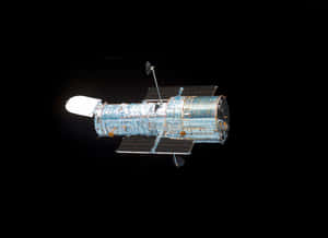 哈伯太空望遠鏡在軌道上，背景是太空的黑暗 — 太空 壁紙