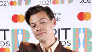 哈利·史泰爾斯在 2021 年 Brit Awards 穿著棕色外套微笑。 — 哈利·史泰爾斯 GIF 壁紙