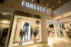 Forever 21服裝店入口，櫥窗內有人體模型展示。 — 永遠21 壁紙