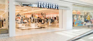 購物商場內Forever 21服裝店入口，可見人體模型和衣物架。
