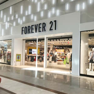 Forever 21服裝店入口，有人體模型和明亮的室內照明。 — 永遠21 壁紙