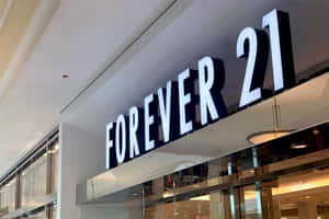 玻璃門上方帶有發光字母的Forever 21零售店招牌。