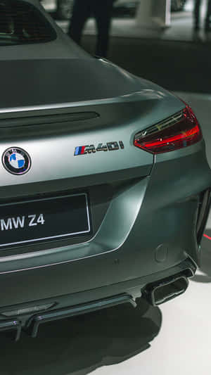 啞光灰色BMW Z4 M40i跑車尾部，帶尾燈和雙排氣管，在展廳中。 — 低調 壁紙