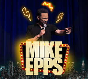 喜劇演員 Mike Epps 在舞台上進行脫口秀表演，帶有霓虹閃電效果和城市天際線背景。 — 大笑 壁紙