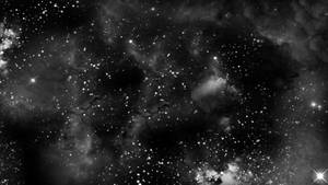 黑白星空，帶有發光的星雲和宇宙塵埃雲。 — 宇宙 壁紙