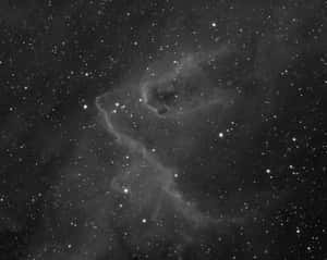 深空中佈滿恆星的星雲的黑白視圖。 — 星際效應 壁紙