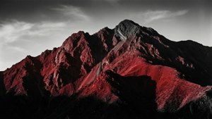 黑白藝術攝影，聚焦紅色山巒紋理