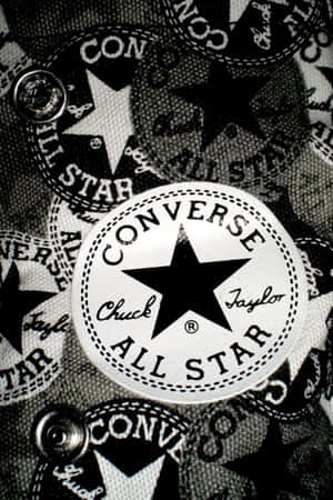帶有孔眼和重複標誌的Converse All Star品牌布料的特寫。 — Converse 標誌 壁紙