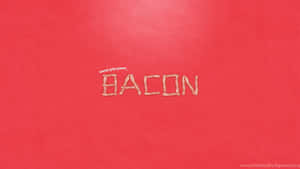 由培根條組成的單詞 bacon，在紅色紋理背景上。 — 低對比 壁紙