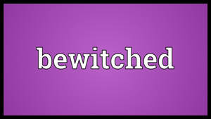 紫色背景上以白色粗體字體顯示的單詞「bewitched」。 — 紫色 壁紙