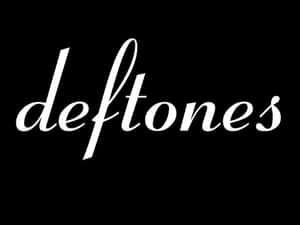 黑色背景上顯示白色草書文字 'deftones'。 — 黑色高畫質桌布 壁紙