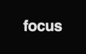 黑色背景上顯示粗體白色 3D 文字 focus。 — 焦點 壁紙