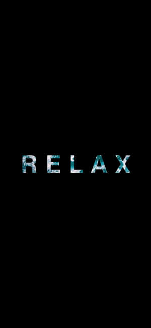 文字桌布，黑色背景上帶有冰藍色紋理的 relax 字樣 — iPhone 15 Plus 壁紙