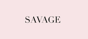 在柔和的粉紅色背景上，粗體黑色文字顯示 savage。 — 粉紅色 壁紙