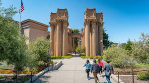 四位遊客在晴朗的日子裡走向標誌性的 Palace of Fine Arts。 — 天空 壁紙