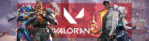 Valorant 遊戲角色以戰鬥姿勢手持發光武器。 — 32:9 壁紙