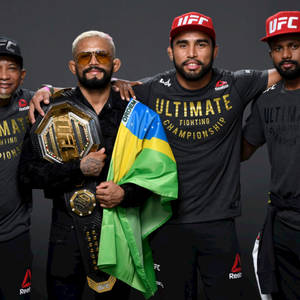 UFC冠軍在攝影棚中與腰帶和國旗合影 — 運動 壁紙