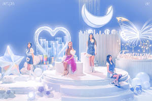 四位K-pop偶像在夢幻冰舞台上，配有發光道具和藍色燈光。 — 美學 iPad 壁紙