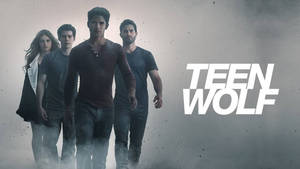 四位認真的青少年穿過煙霧，伴隨著《Teen Wolf》標題。 — 狼少女 壁紙