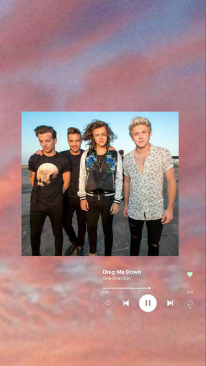 One Direction 樂團照片，帶有音樂播放器介面，背景為彩色漸層。 — 美學音樂 壁紙