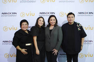 四位微笑的名人在Viu和ABS-CBN Entertainment活動中擺姿勢。 — 白色與金色 壁紙