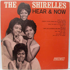 復古專輯封面， featuring 四位微笑的女性、歌曲標題和 'The Shirelles' 文字。 — 專輯封面 壁紙