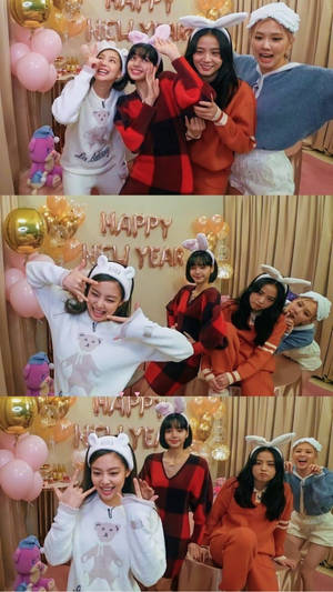 四位戴著兔耳朵的女性用氣球和節日裝飾慶祝新年。 — 慶祝 壁紙