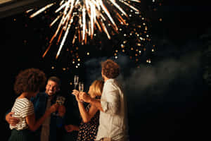 一群朋友在夜晚的煙火下舉杯暢飲香檳。 — 新年快樂 2020 壁紙