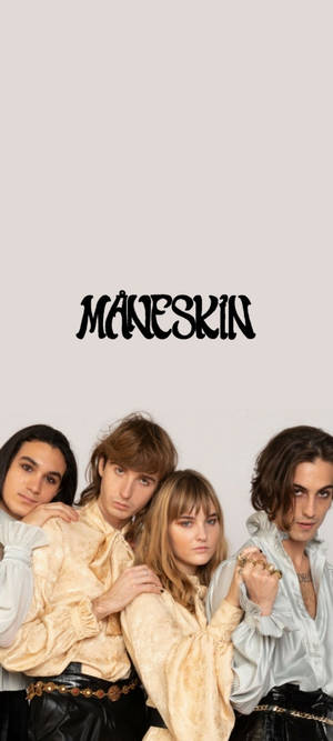 Maneskin 樂團成員身穿金色和銀色服裝，為工作室肖像擺姿勢。 — iPhone 13 Mini 壁紙