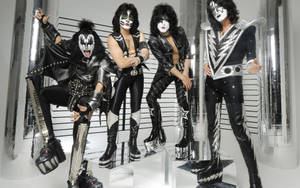 Kiss 樂團成員全副化妝和服裝為攝影擺姿勢。 — 岩石 壁紙