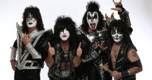 Kiss 樂隊成員全副妝容和舞台裝備為照片擺姿勢。 — 岩石 壁紙